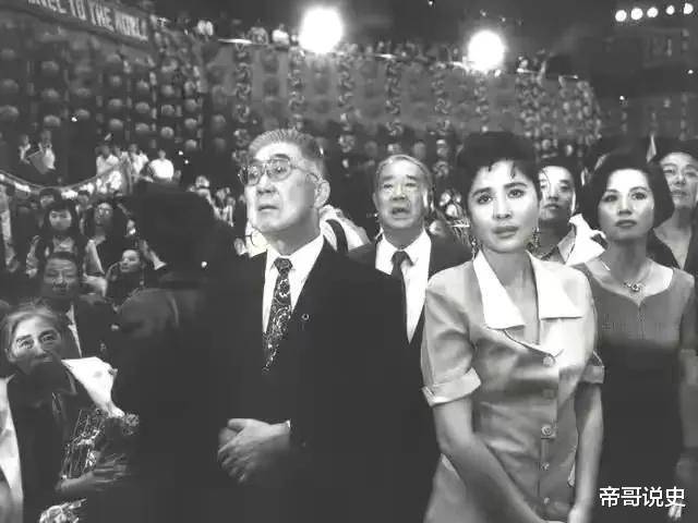 想过平民生活孙女说：您真是理想主义凯发k8登录1989年说他退休后(图12)